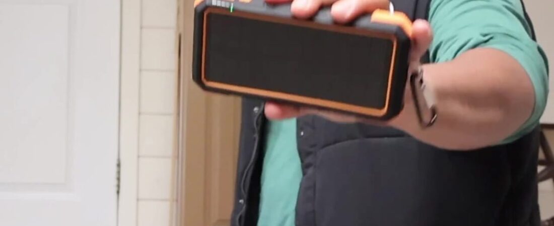 I clipped the Blavor solar bank to my jeans and charged a phone.