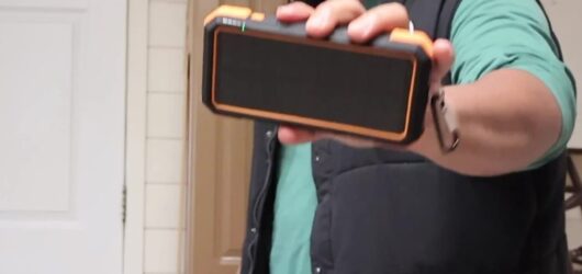 I clipped the Blavor solar bank to my jeans and charged a phone.