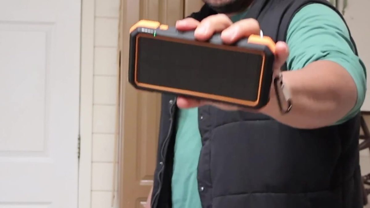 I clipped the Blavor solar bank to my jeans and charged a phone.