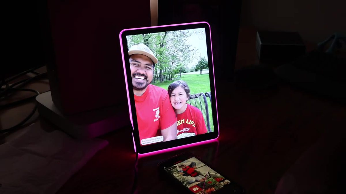 Family photo on the Apolosign 9.7 screen