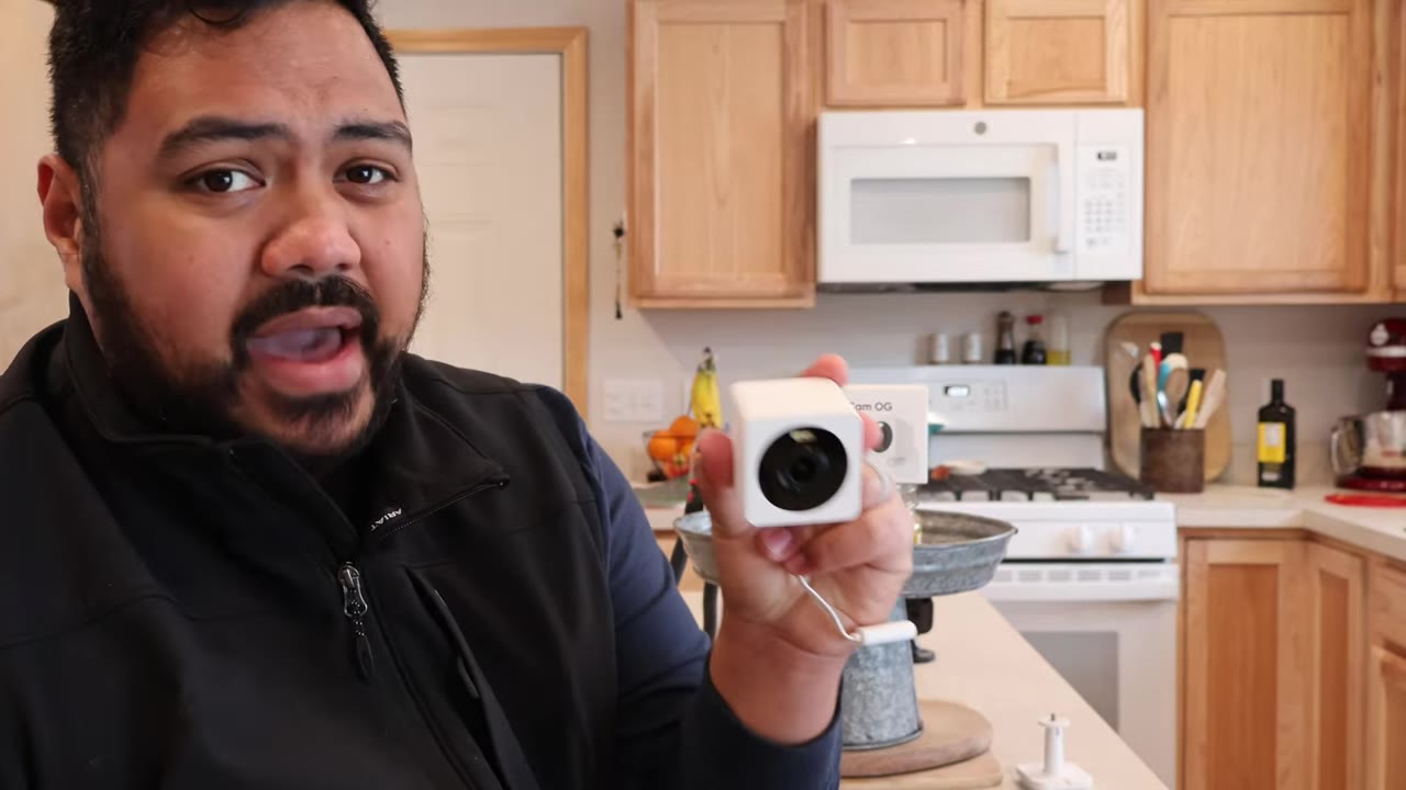 Wyze Cam OG indoor cube in hand
