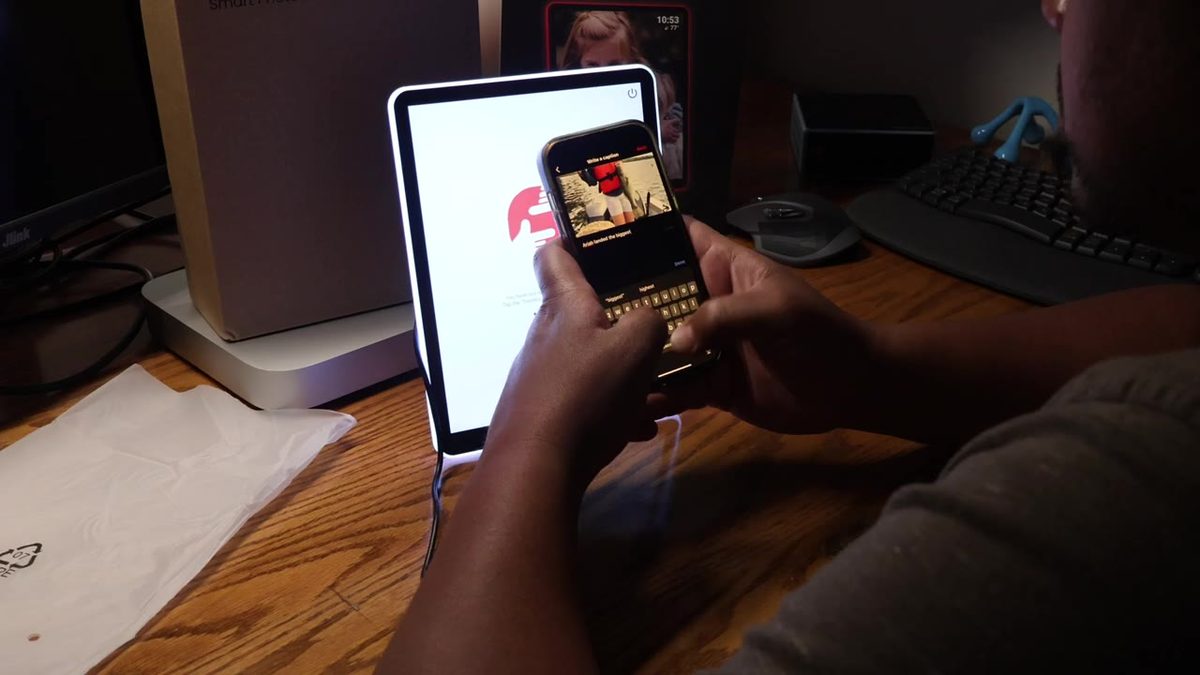 Frameo boot on the frame and app upload on the phone